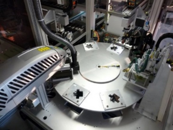 Rundtaktautomat ICT, Programmieren, Funktionstest, Lasermarkierung und Handling